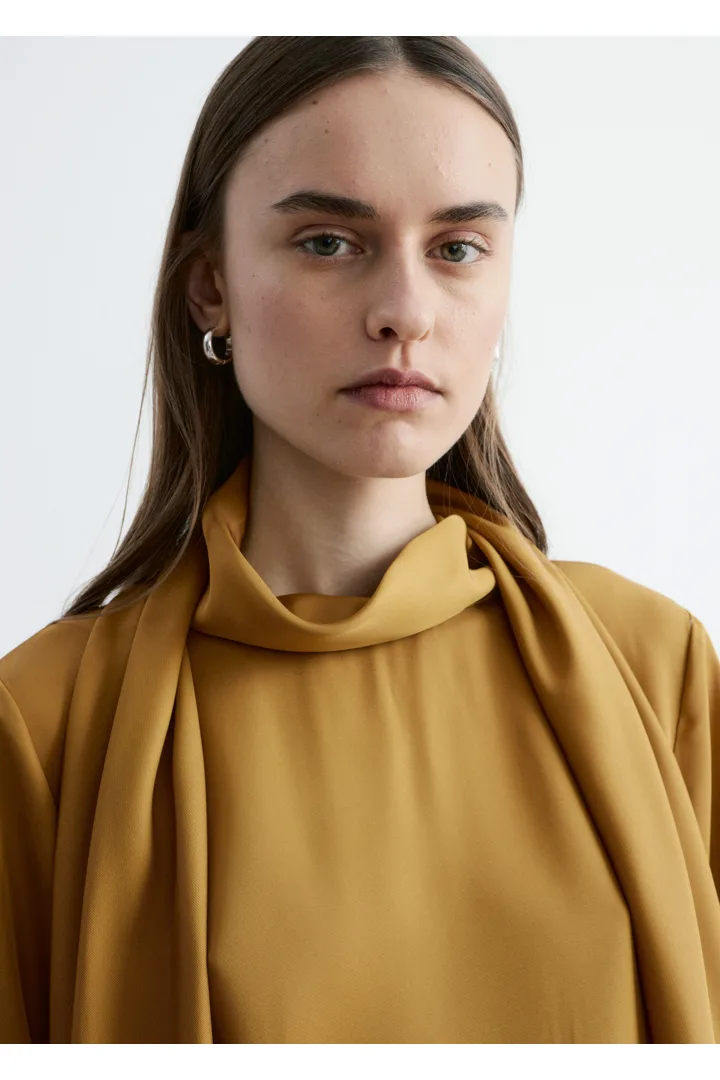 앤아더스토리즈 스카프 넥 미디 드레스의 머스타드 옐로우컬러 ECOMLook입니다.