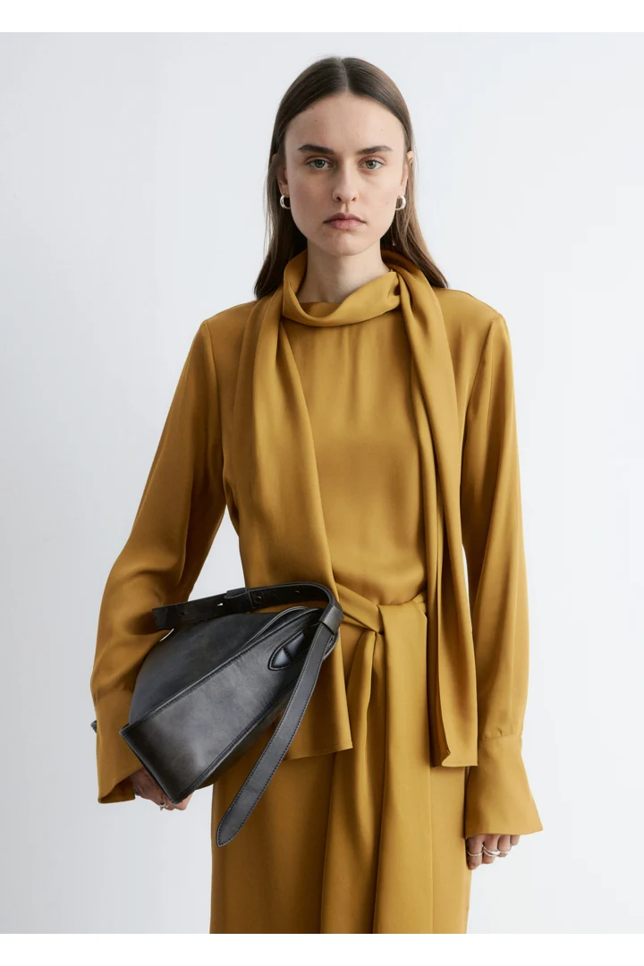 앤아더스토리즈 스카프 넥 미디 드레스의 머스타드 옐로우컬러 ECOMLook입니다.