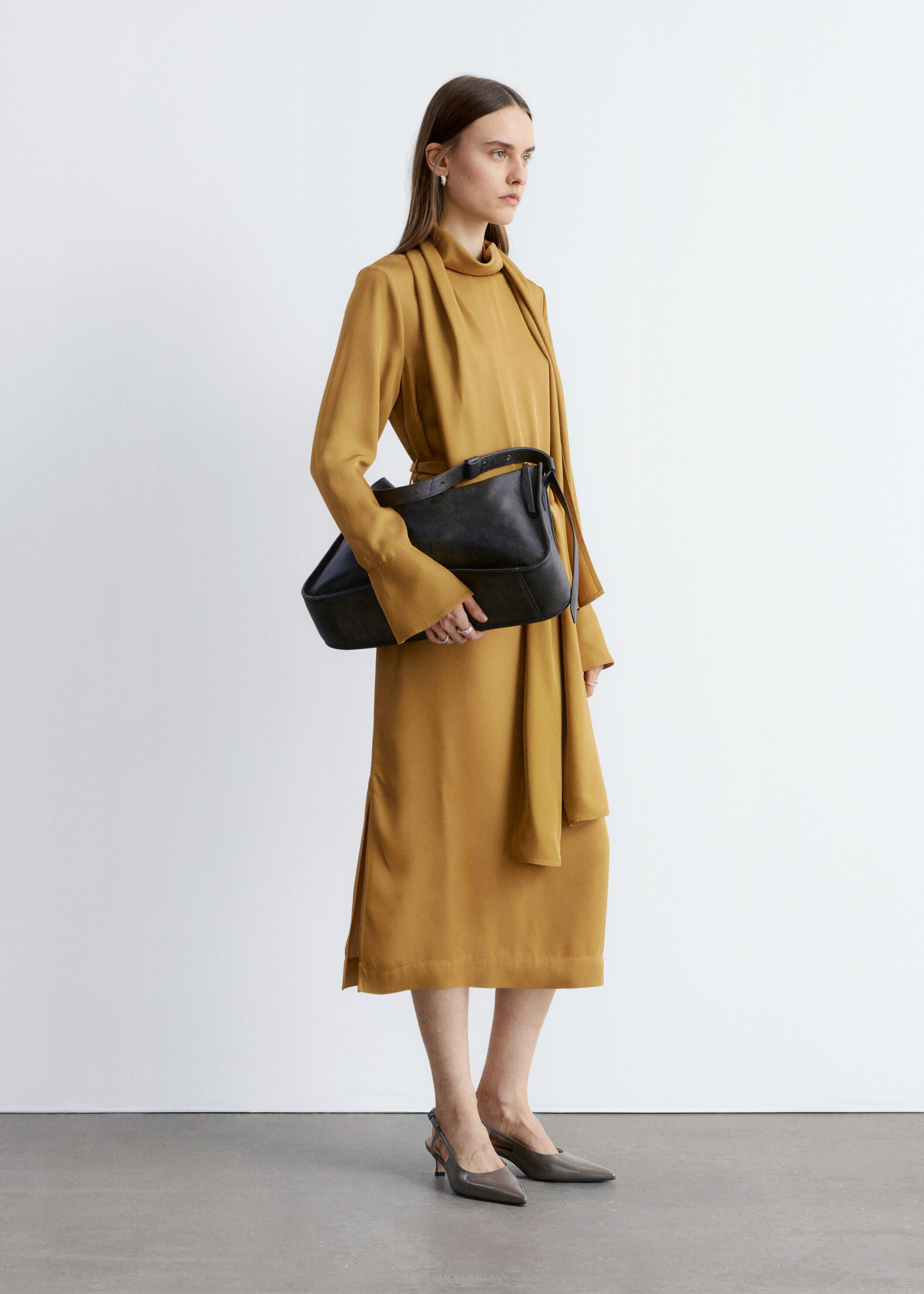 앤아더스토리즈 스카프 넥 미디 드레스의 머스타드 옐로우컬러 ECOMLook입니다.