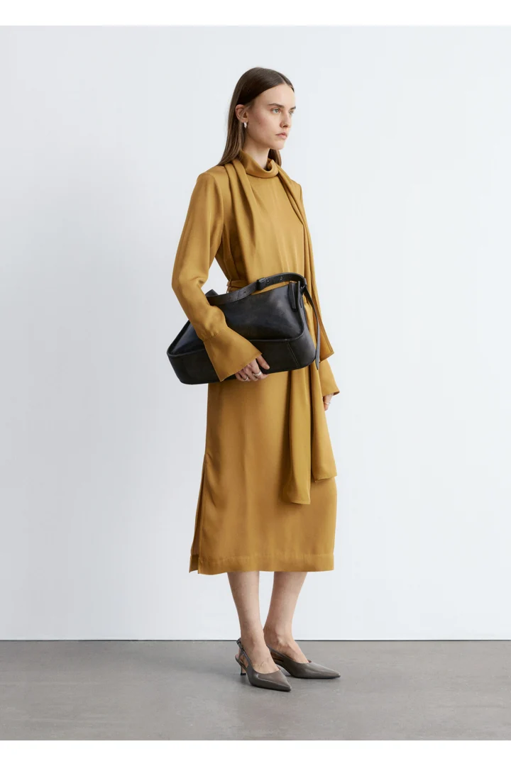 앤아더스토리즈 스카프 넥 미디 드레스의 머스타드 옐로우컬러 ECOMLook입니다.