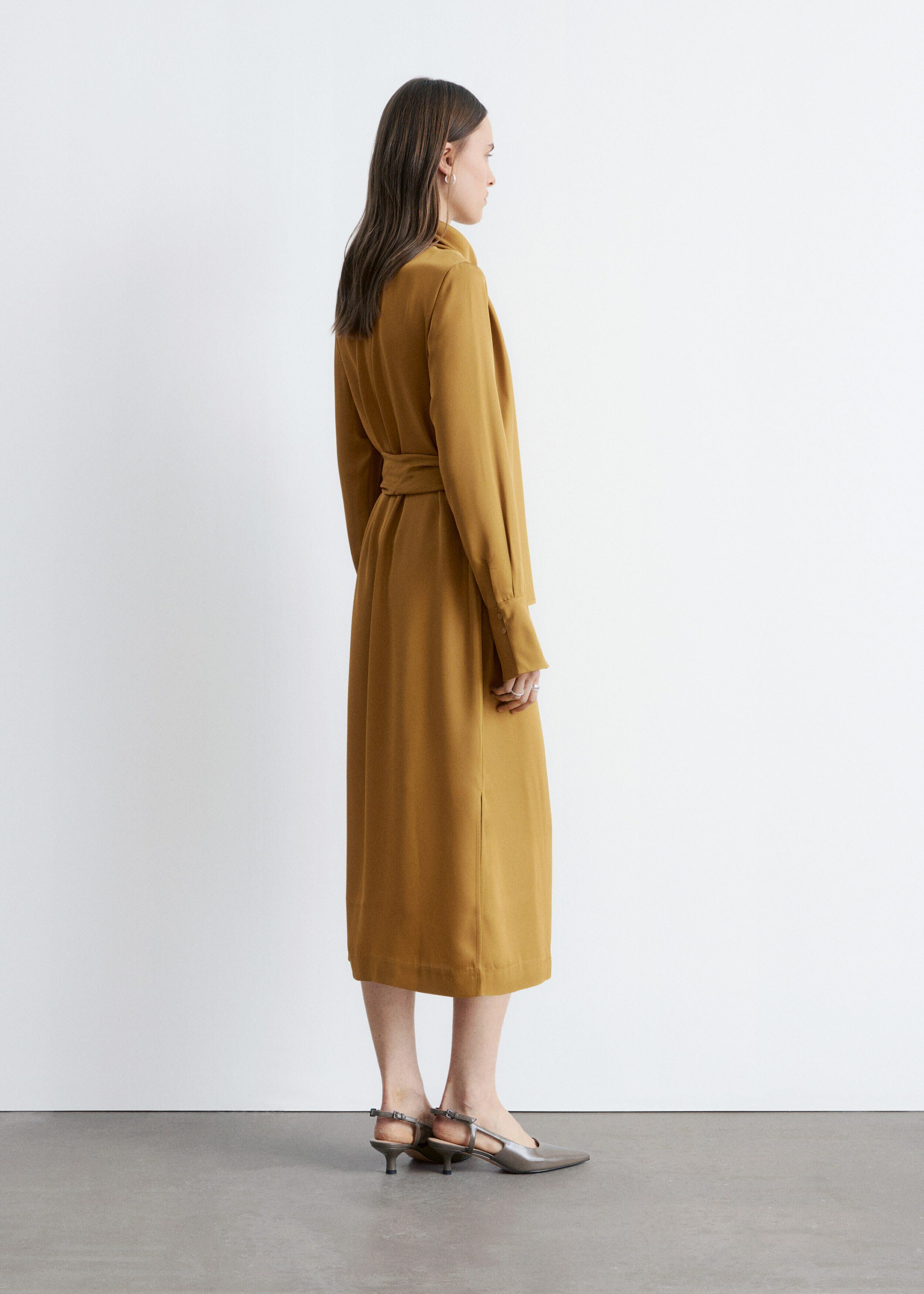 앤아더스토리즈 스카프 넥 미디 드레스의 머스타드 옐로우컬러 ECOMLook입니다.