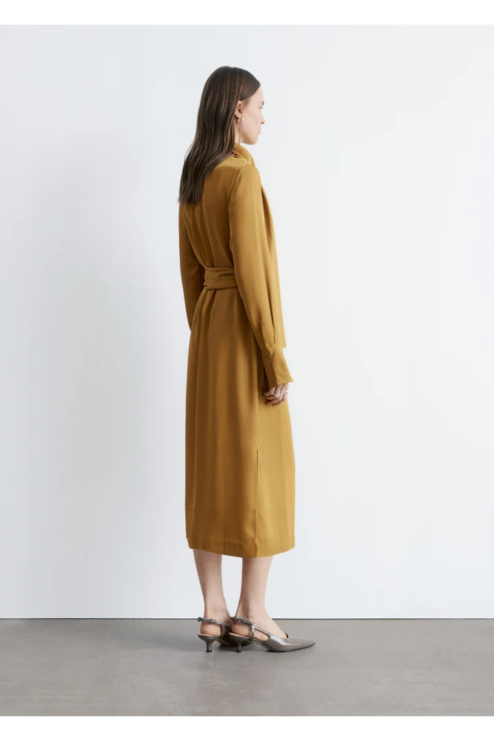 앤아더스토리즈 스카프 넥 미디 드레스의 머스타드 옐로우컬러 ECOMLook입니다.