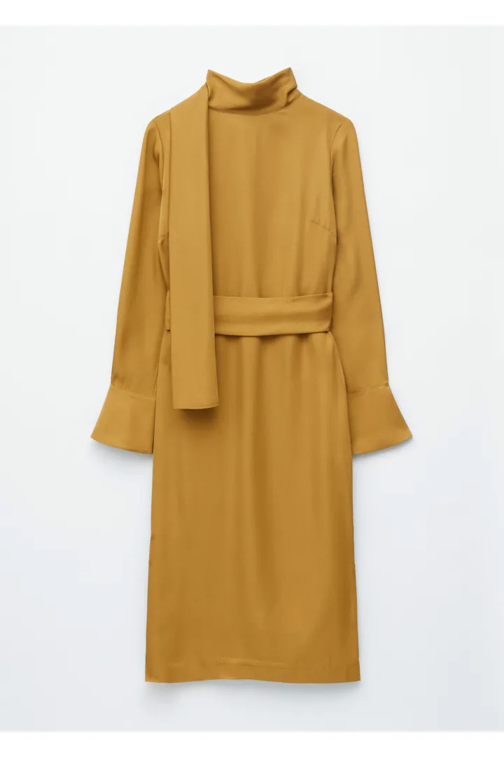 앤아더스토리즈 스카프 넥 미디 드레스의 머스타드 옐로우컬러 Product입니다.