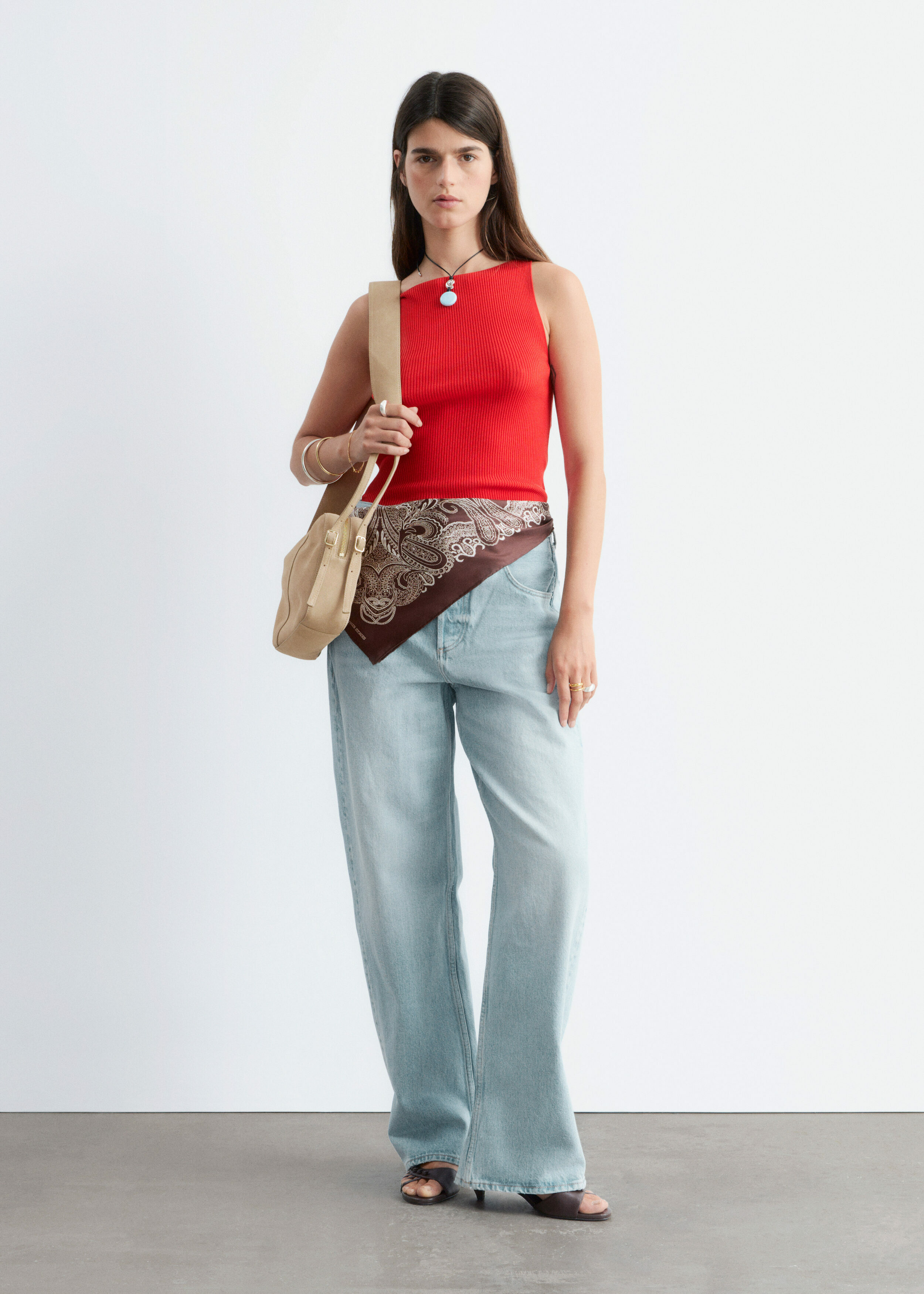 앤아더스토리즈 립 니트 탱크 탑의 다크 레드컬러 ECOMLook입니다.