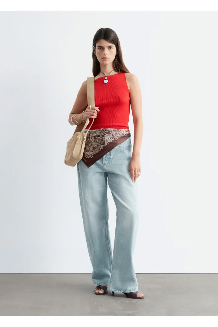 앤아더스토리즈 립 니트 탱크 탑의 다크 레드컬러 ECOMLook입니다.