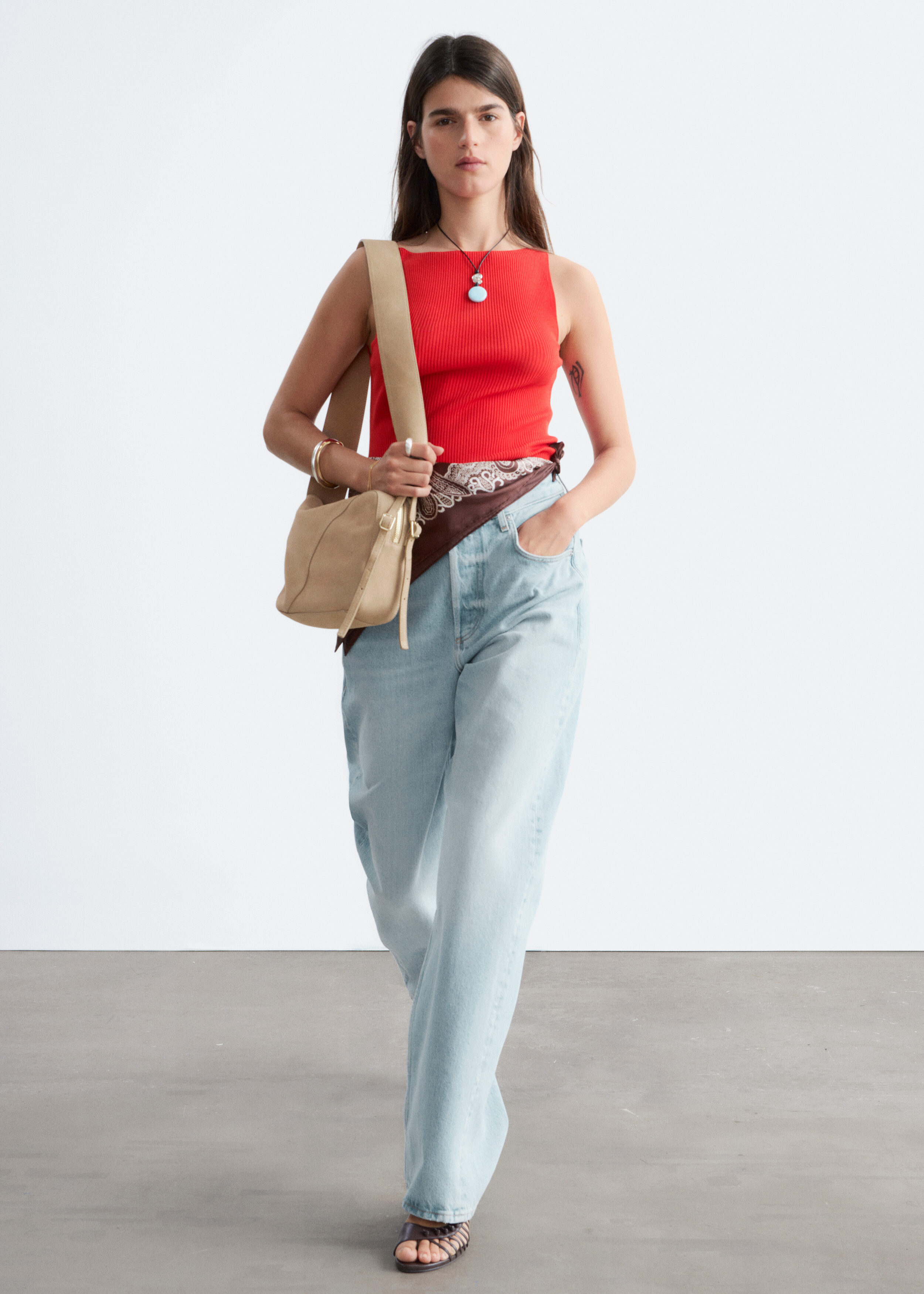 앤아더스토리즈 립 니트 탱크 탑의 다크 레드컬러 ECOMLook입니다.