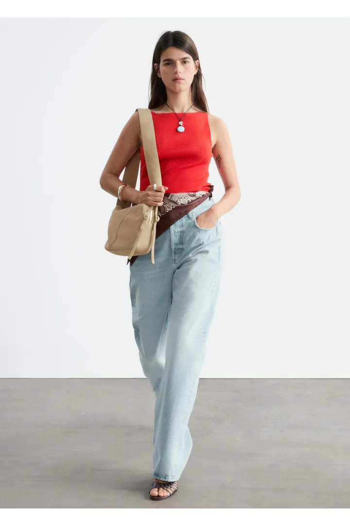 앤아더스토리즈 립 니트 탱크 탑의 다크 레드컬러 ECOMLook입니다.