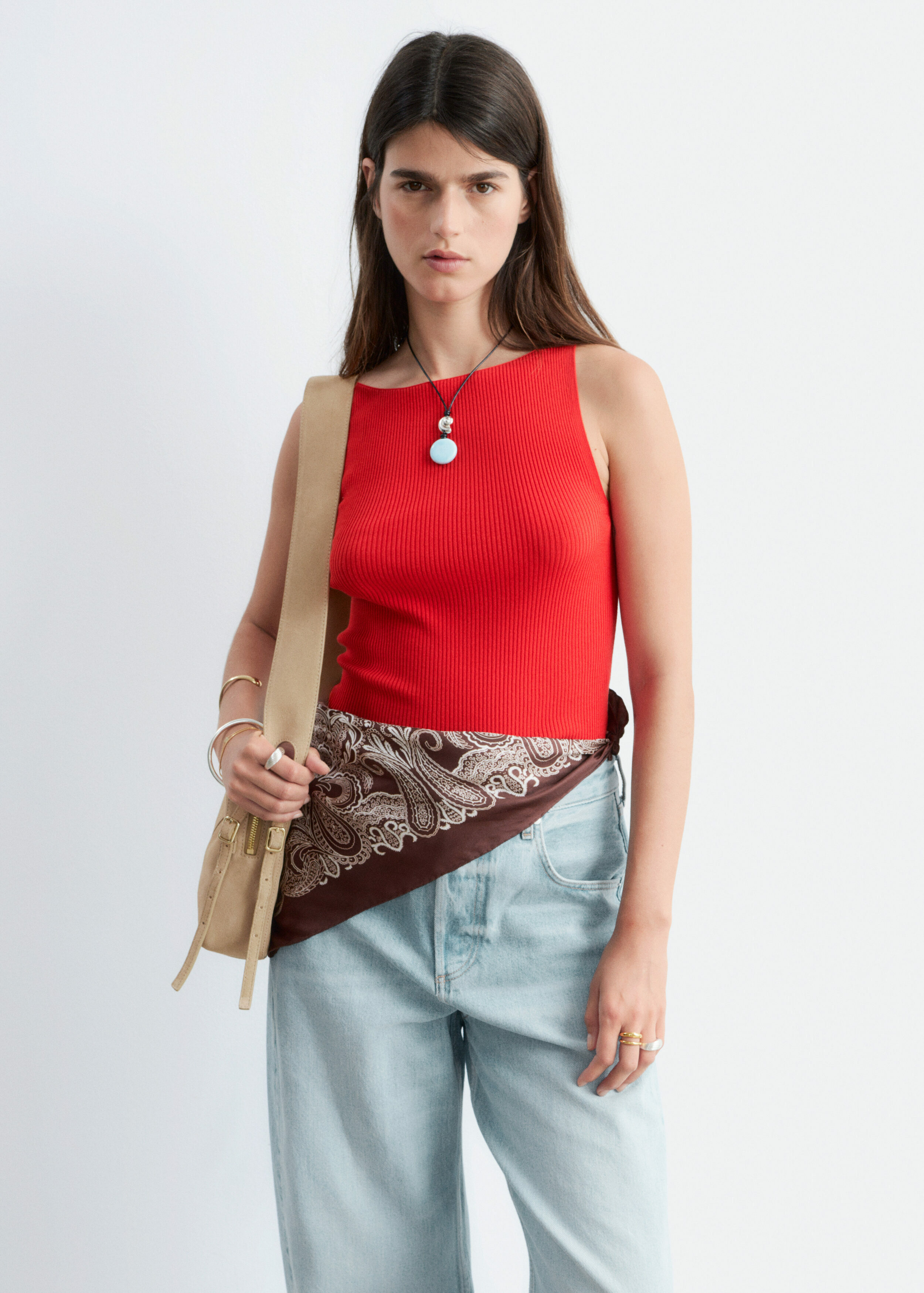 앤아더스토리즈 립 니트 탱크 탑의 다크 레드컬러 ECOMLook입니다.