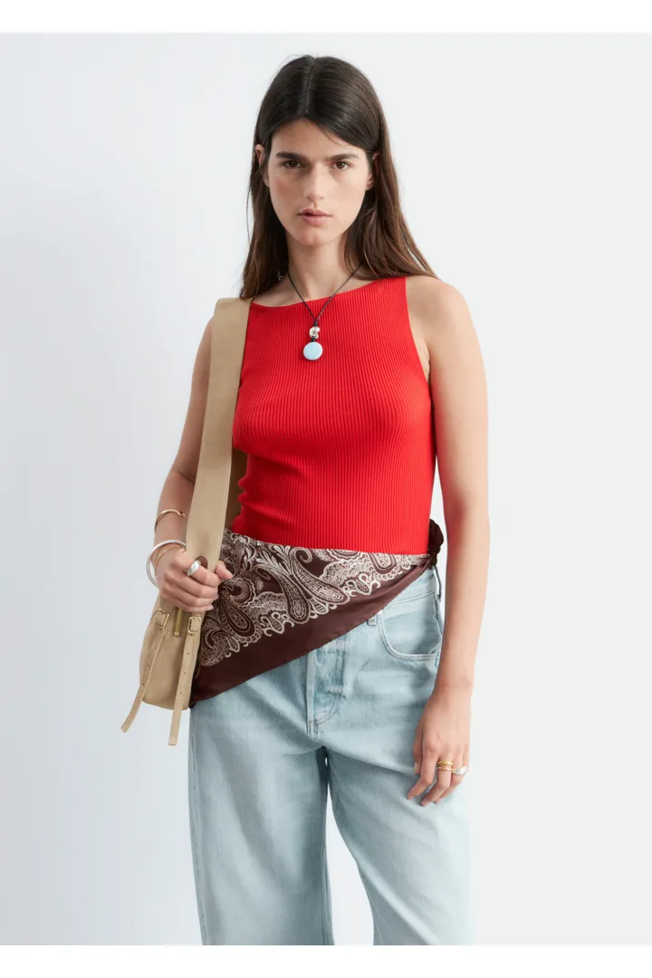 앤아더스토리즈 립 니트 탱크 탑의 다크 레드컬러 ECOMLook입니다.