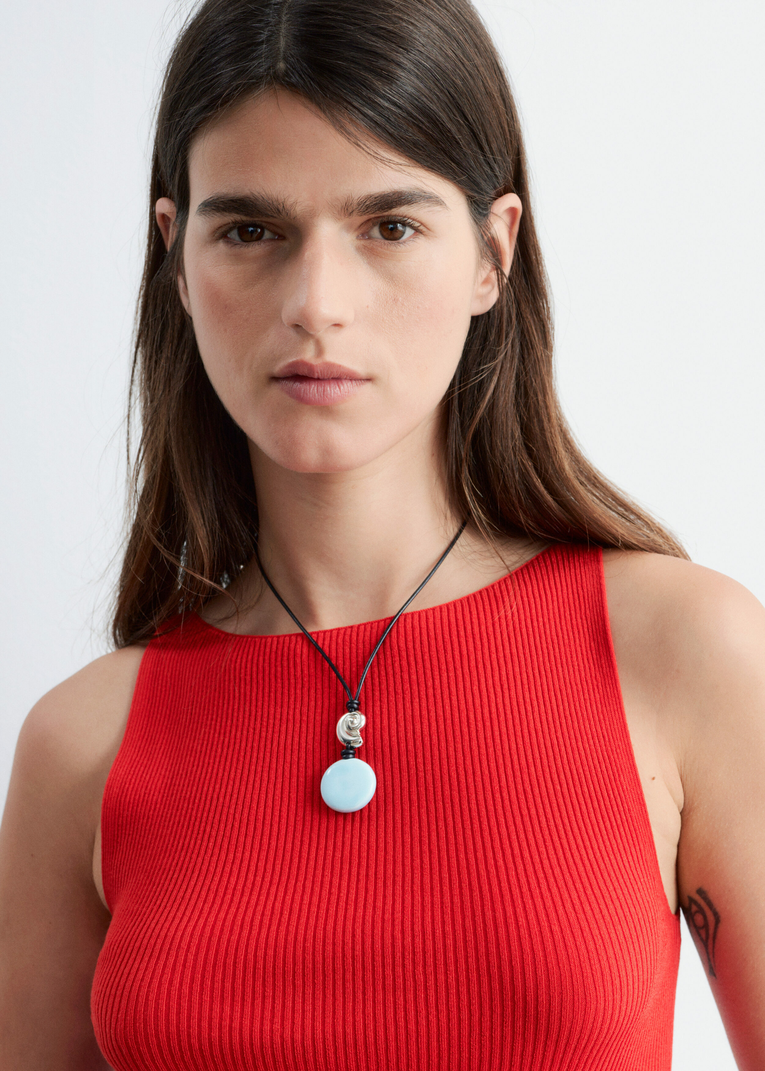 앤아더스토리즈 립 니트 탱크 탑의 다크 레드컬러 ECOMLook입니다.