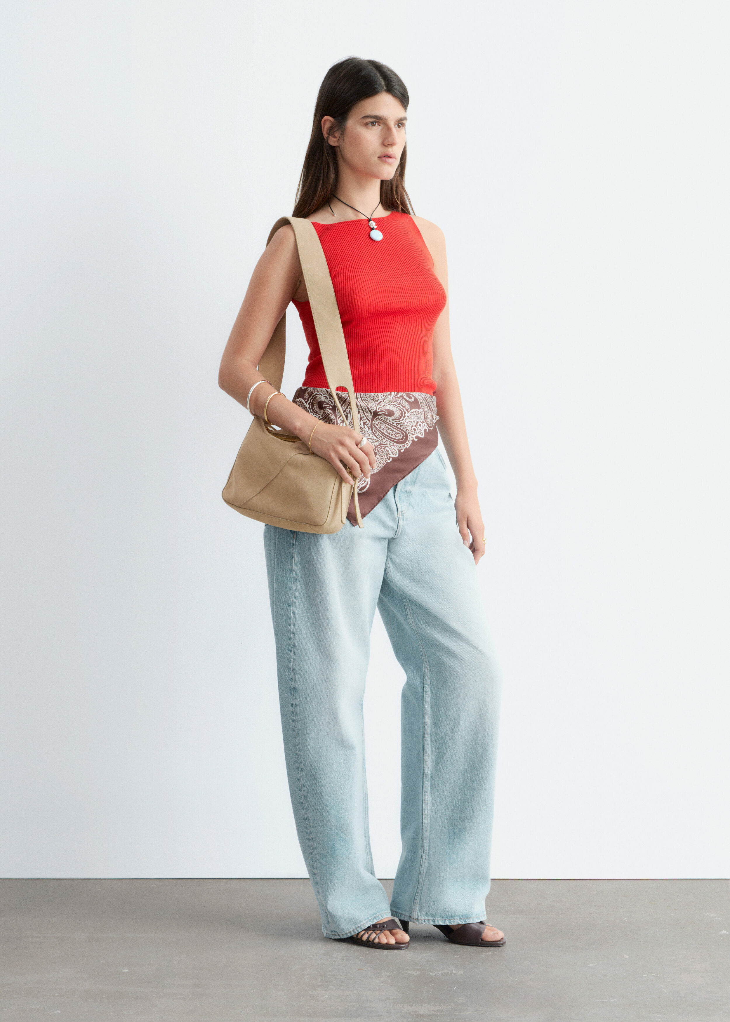 앤아더스토리즈 립 니트 탱크 탑의 다크 레드컬러 ECOMLook입니다.