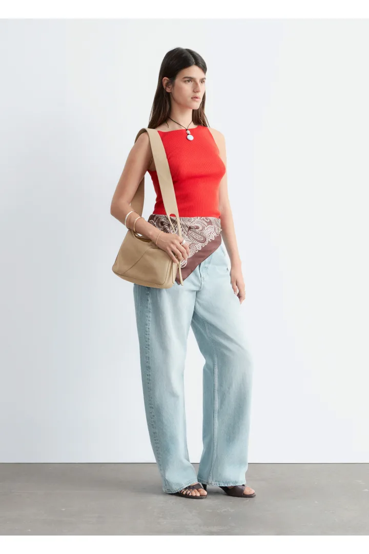 앤아더스토리즈 립 니트 탱크 탑의 다크 레드컬러 ECOMLook입니다.