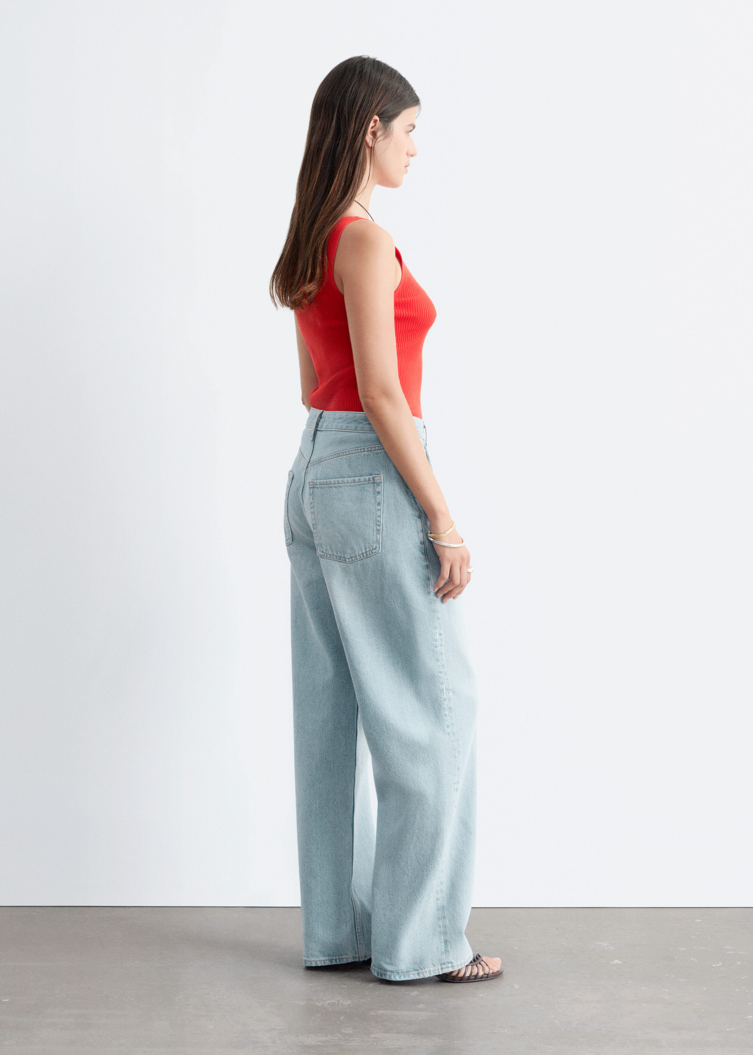 앤아더스토리즈 립 니트 탱크 탑의 다크 레드컬러 ECOMLook입니다.