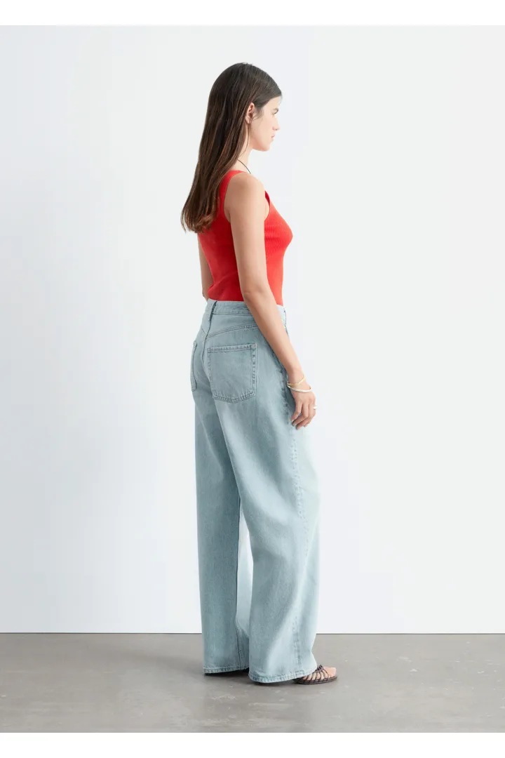 앤아더스토리즈 립 니트 탱크 탑의 다크 레드컬러 ECOMLook입니다.