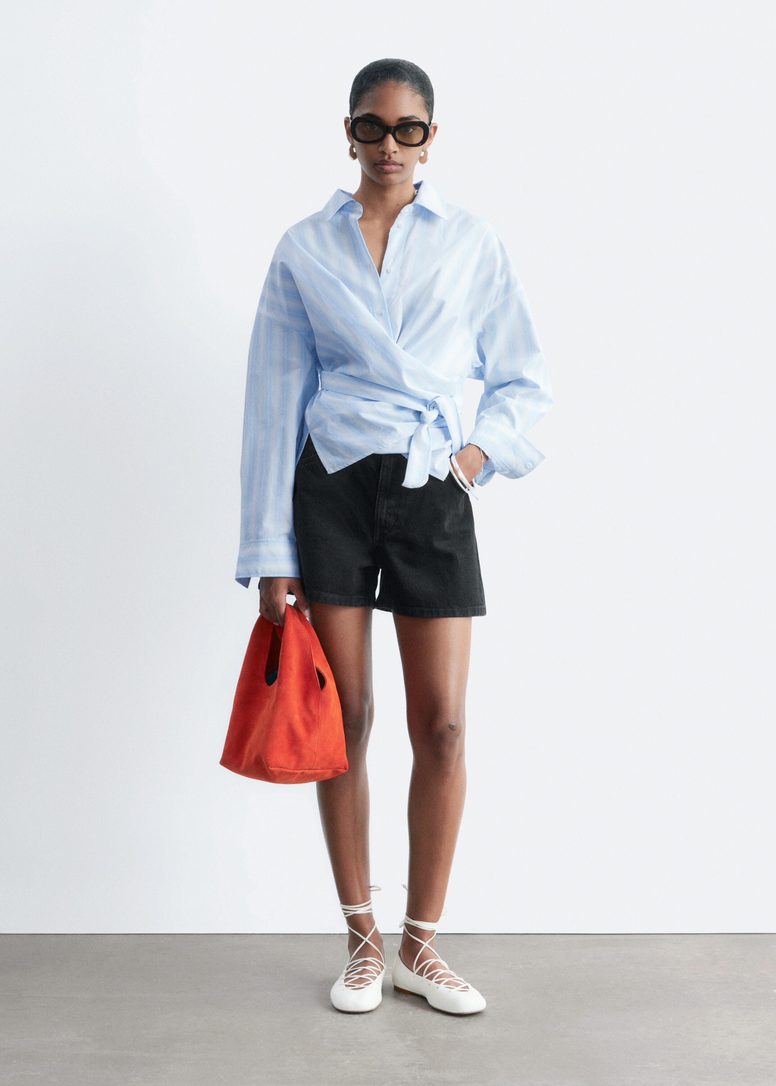 앤아더스토리즈 릴렉스드 데님 쇼츠의 블랙컬러 ECOMLook입니다.