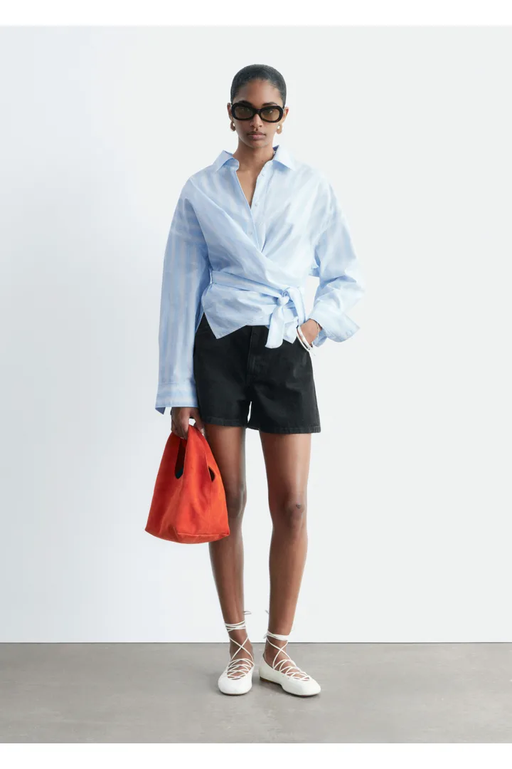 앤아더스토리즈 릴렉스드 데님 쇼츠의 블랙컬러 ECOMLook입니다.