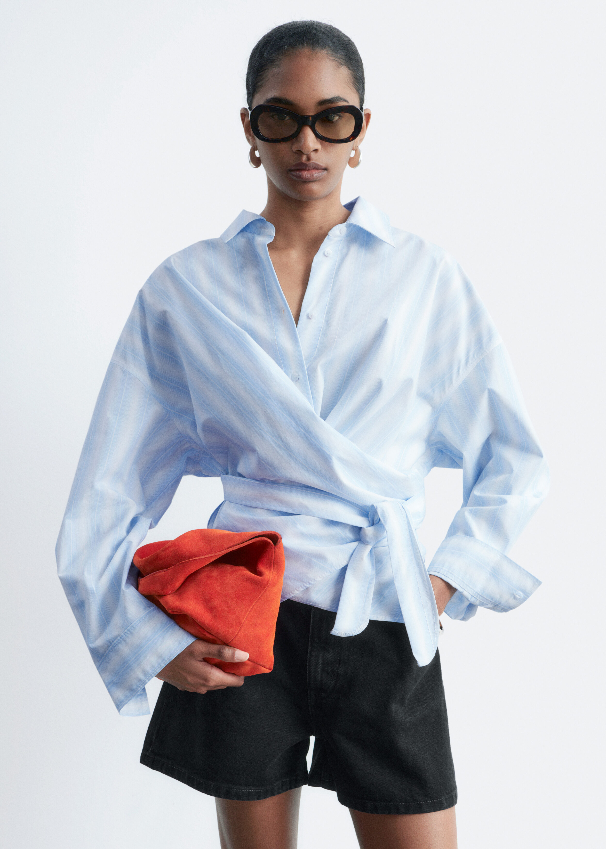 앤아더스토리즈 릴렉스드 데님 쇼츠의 블랙컬러 ECOMLook입니다.