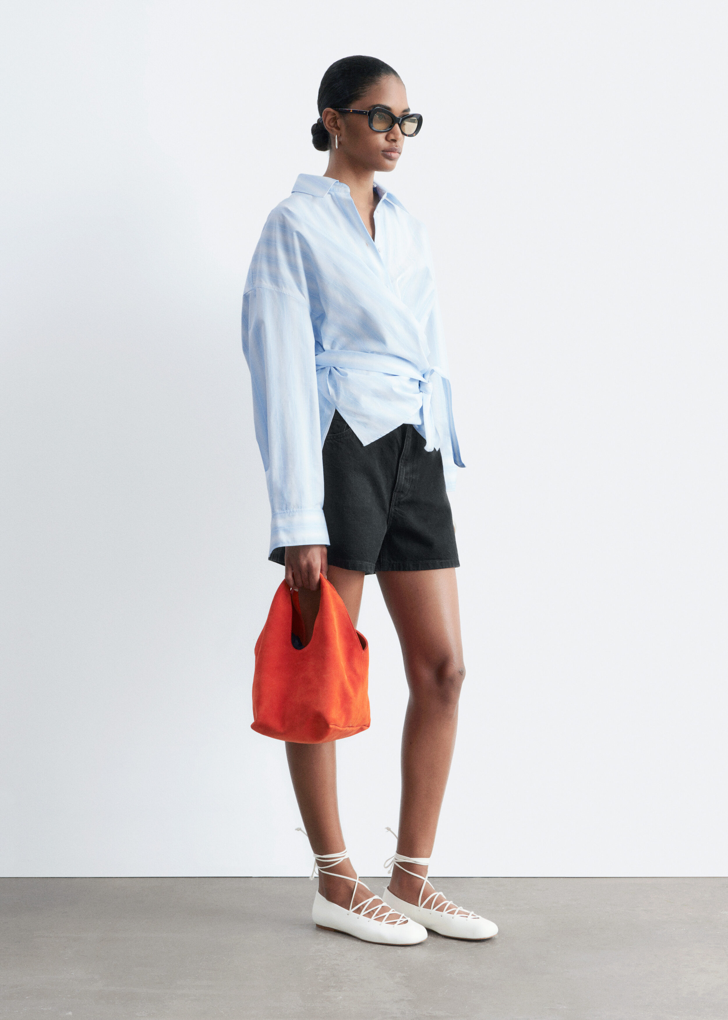 앤아더스토리즈 릴렉스드 데님 쇼츠의 블랙컬러 ECOMLook입니다.