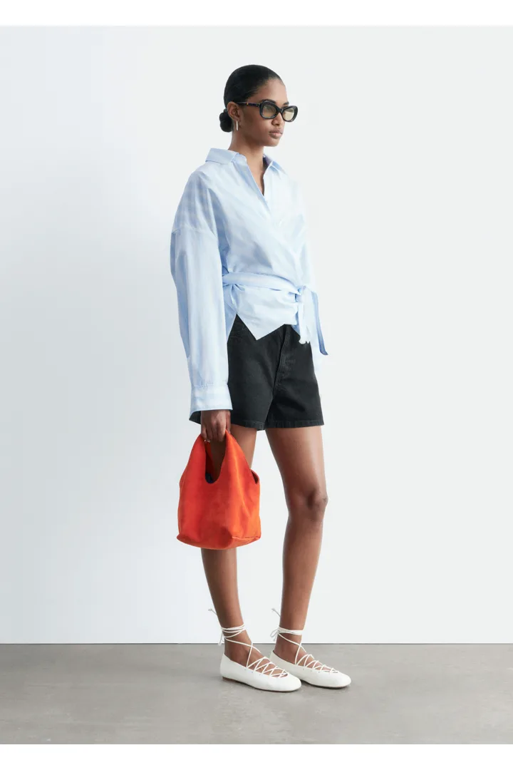 앤아더스토리즈 릴렉스드 데님 쇼츠의 블랙컬러 ECOMLook입니다.