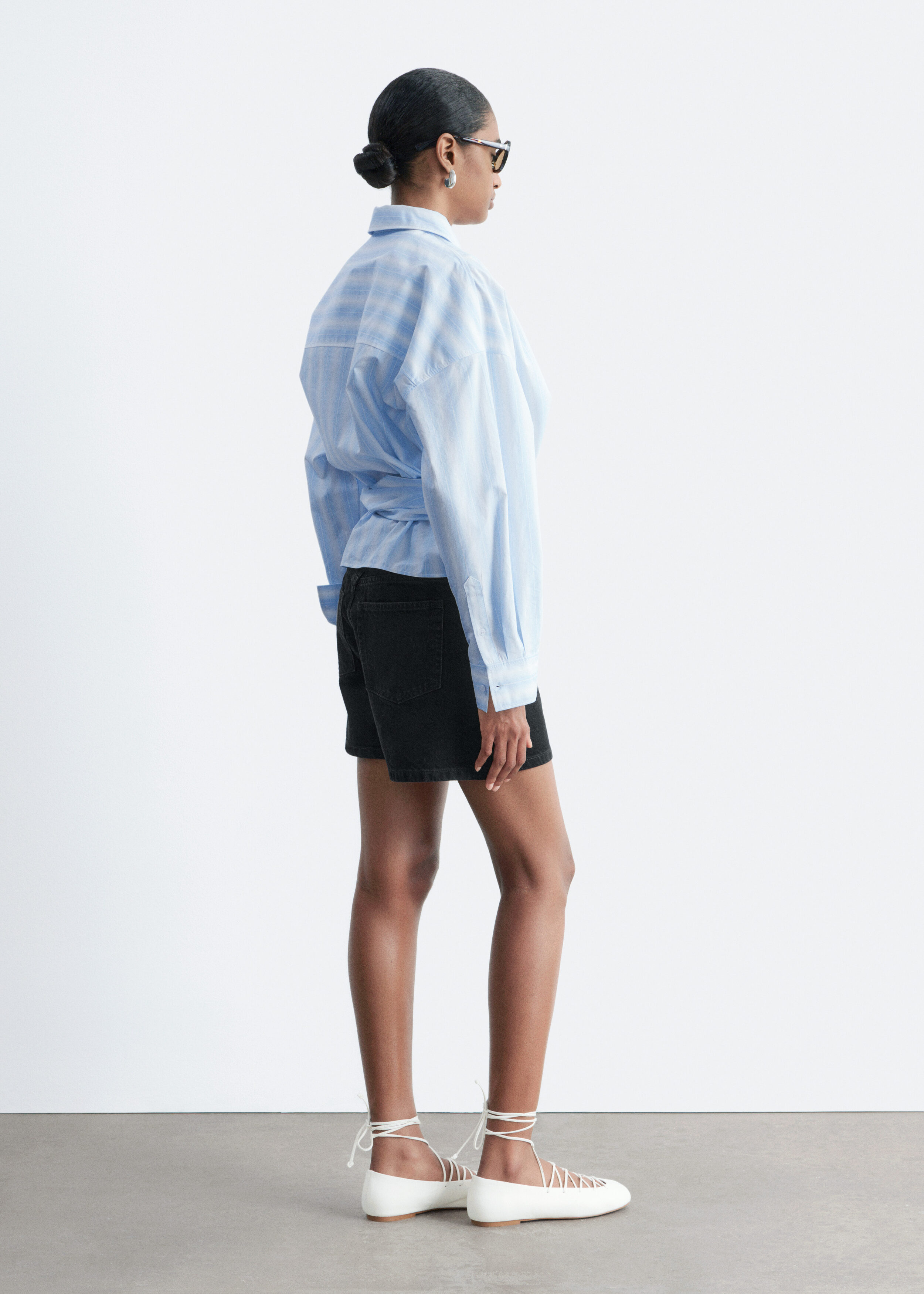 앤아더스토리즈 릴렉스드 데님 쇼츠의 블랙컬러 ECOMLook입니다.