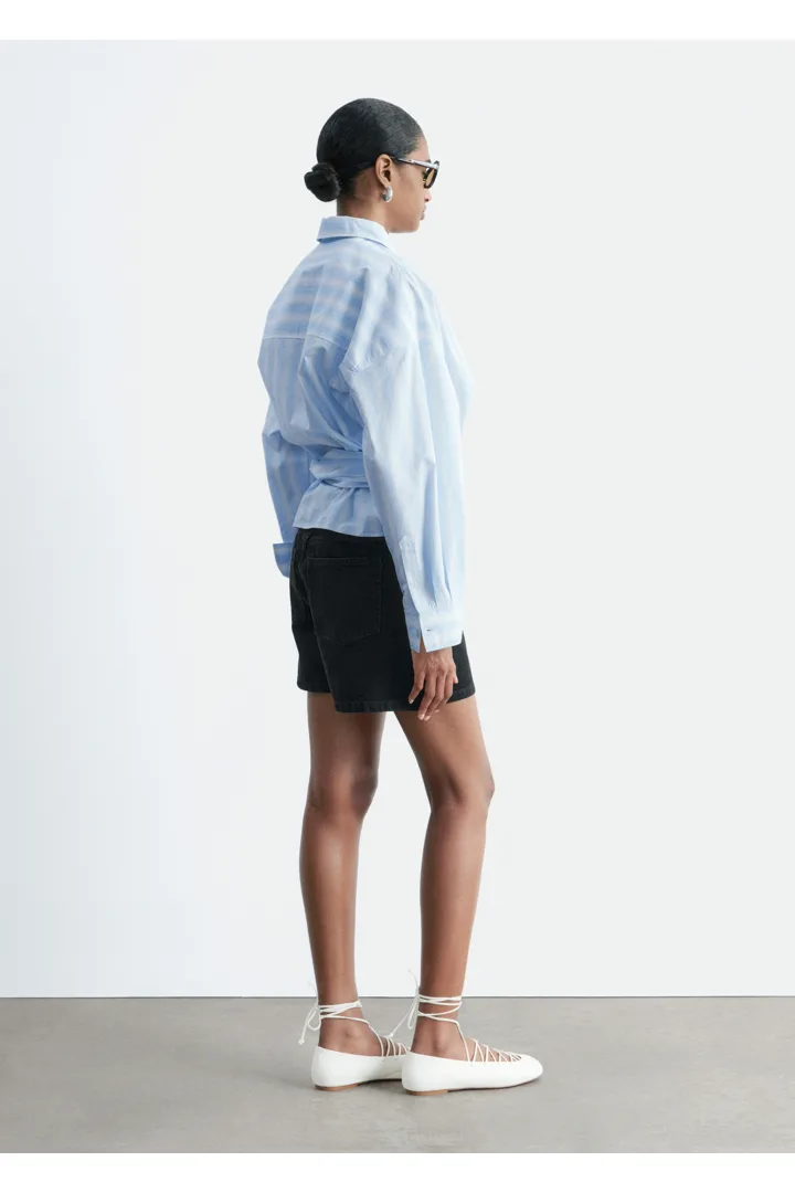 앤아더스토리즈 릴렉스드 데님 쇼츠의 블랙컬러 ECOMLook입니다.