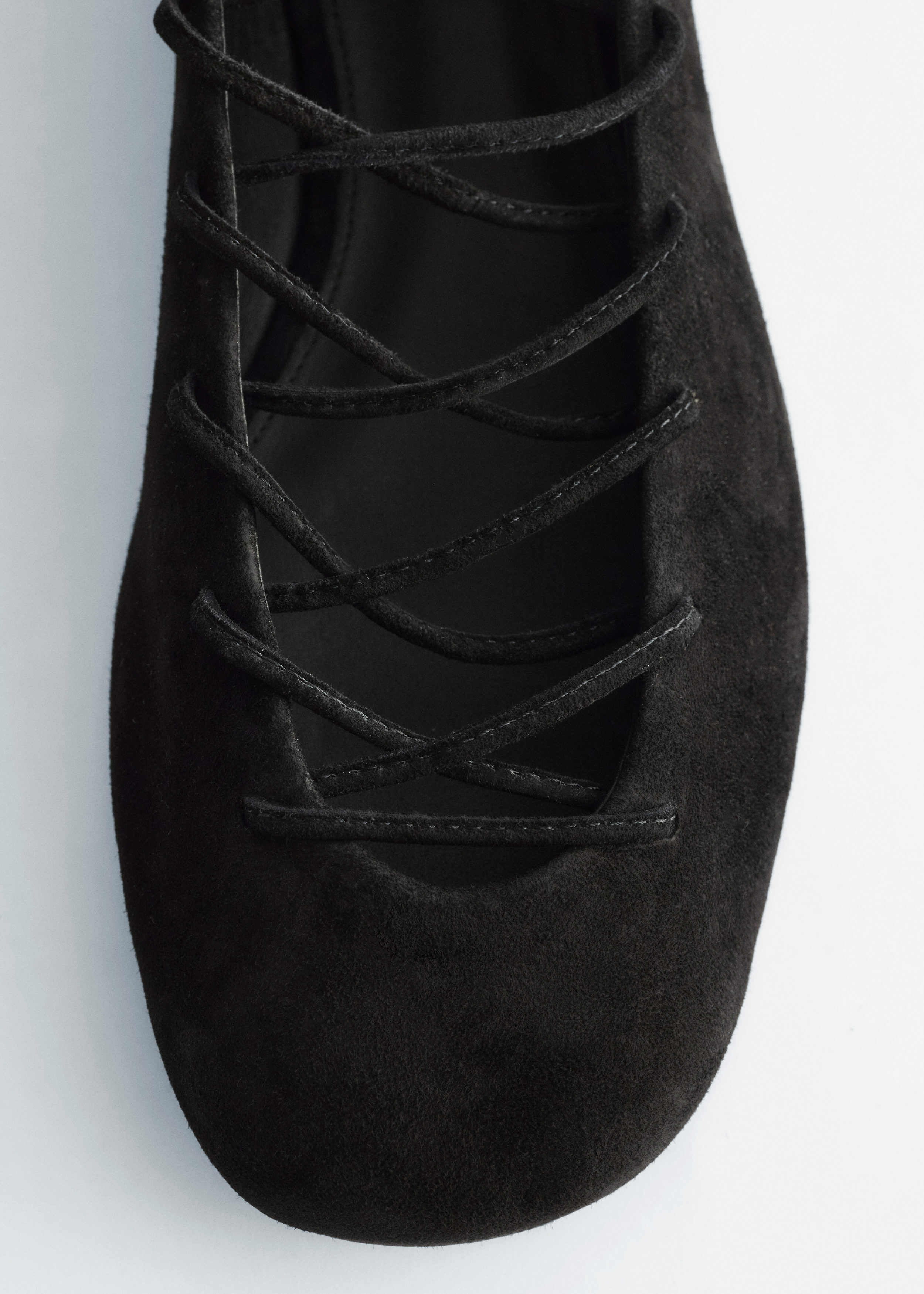 앤아더스토리즈 레이스 업 레더 발레리나의 블랙컬러 Product입니다.