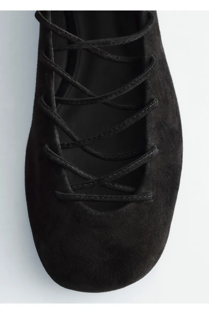 앤아더스토리즈 레이스 업 레더 발레리나의 블랙컬러 Product입니다.