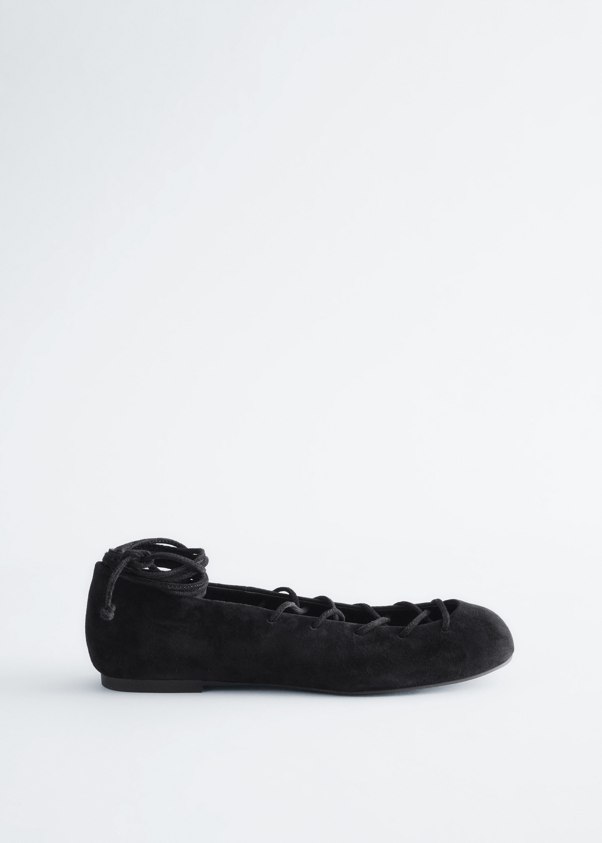 앤아더스토리즈 레이스 업 레더 발레리나의 블랙컬러 Product입니다.