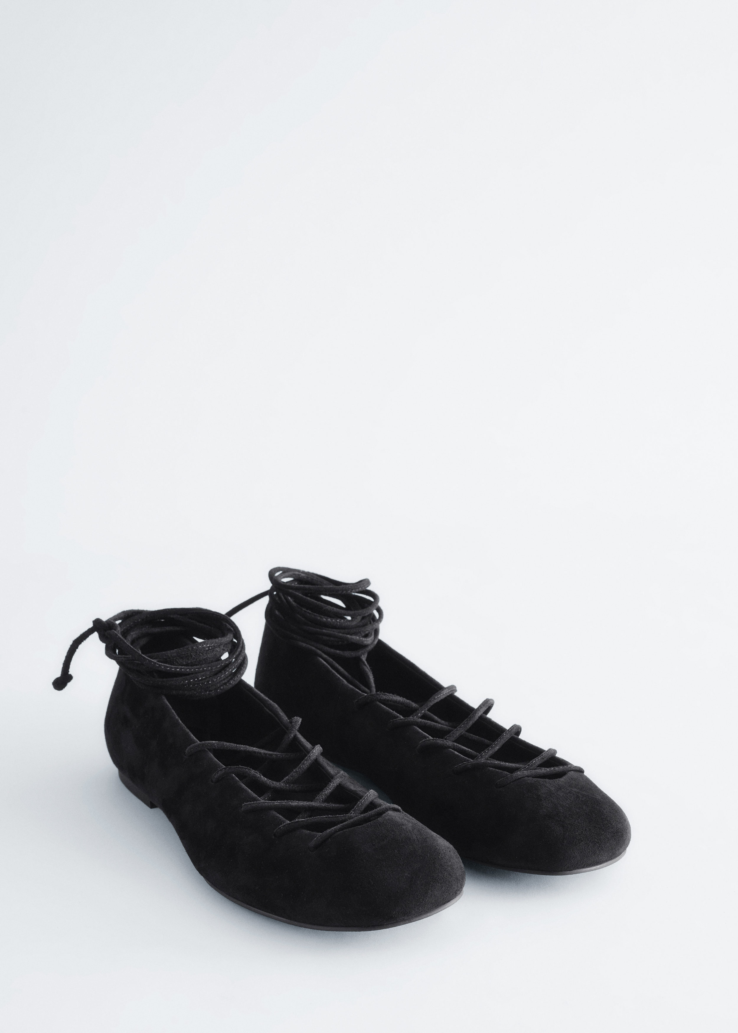 앤아더스토리즈 레이스 업 레더 발레리나의 블랙컬러 Product입니다.