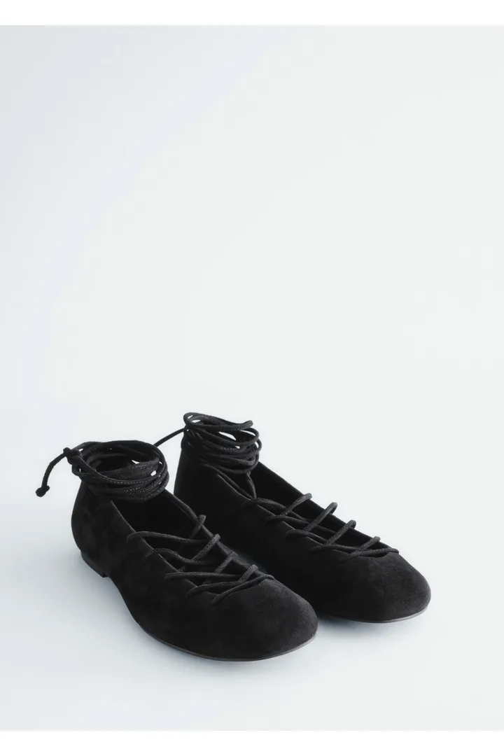 앤아더스토리즈 레이스 업 레더 발레리나의 블랙컬러 Product입니다.