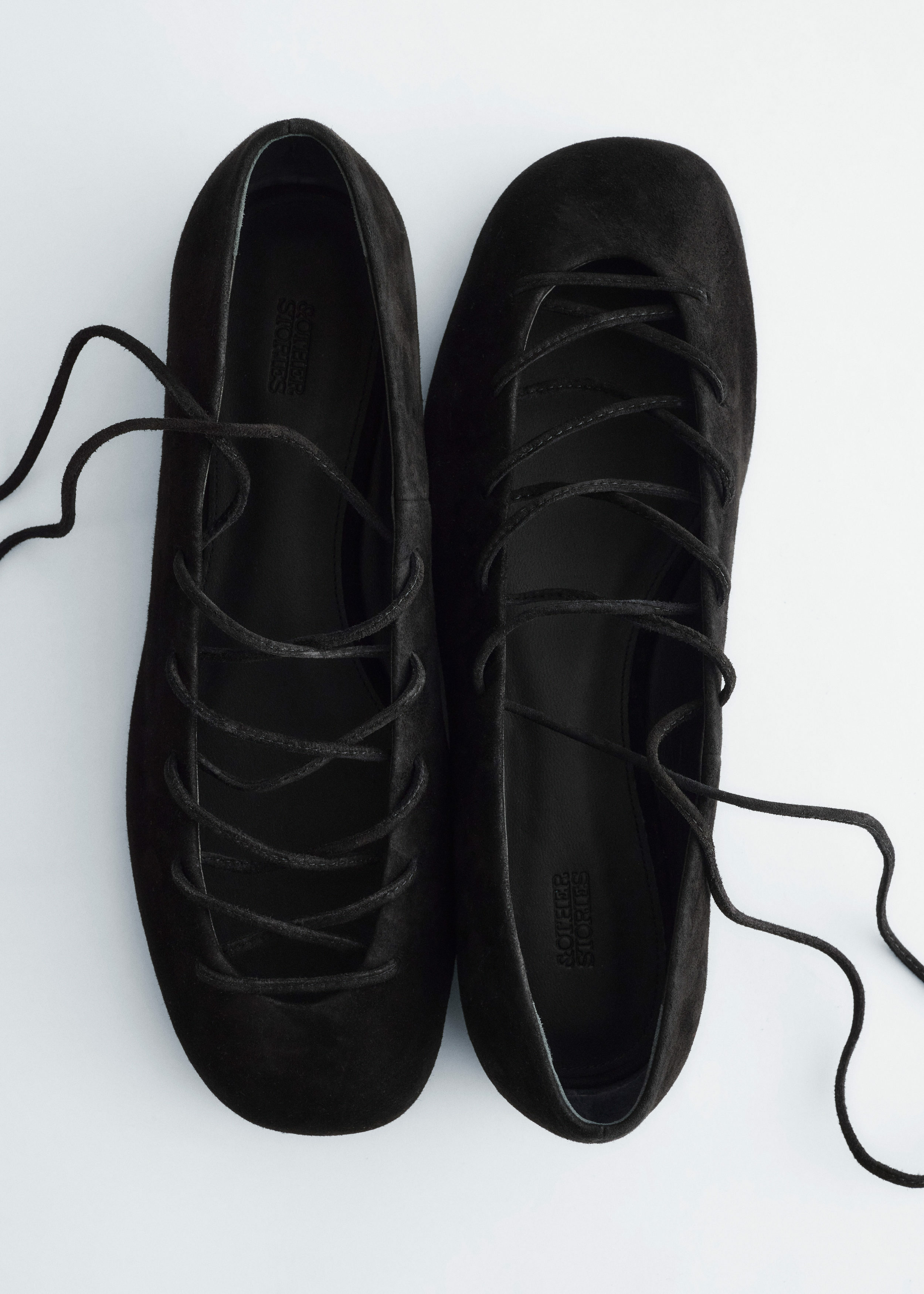 앤아더스토리즈 레이스 업 레더 발레리나의 블랙컬러 Product입니다.