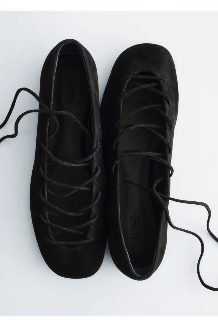 앤아더스토리즈 레이스 업 레더 발레리나의 블랙컬러 Product입니다.