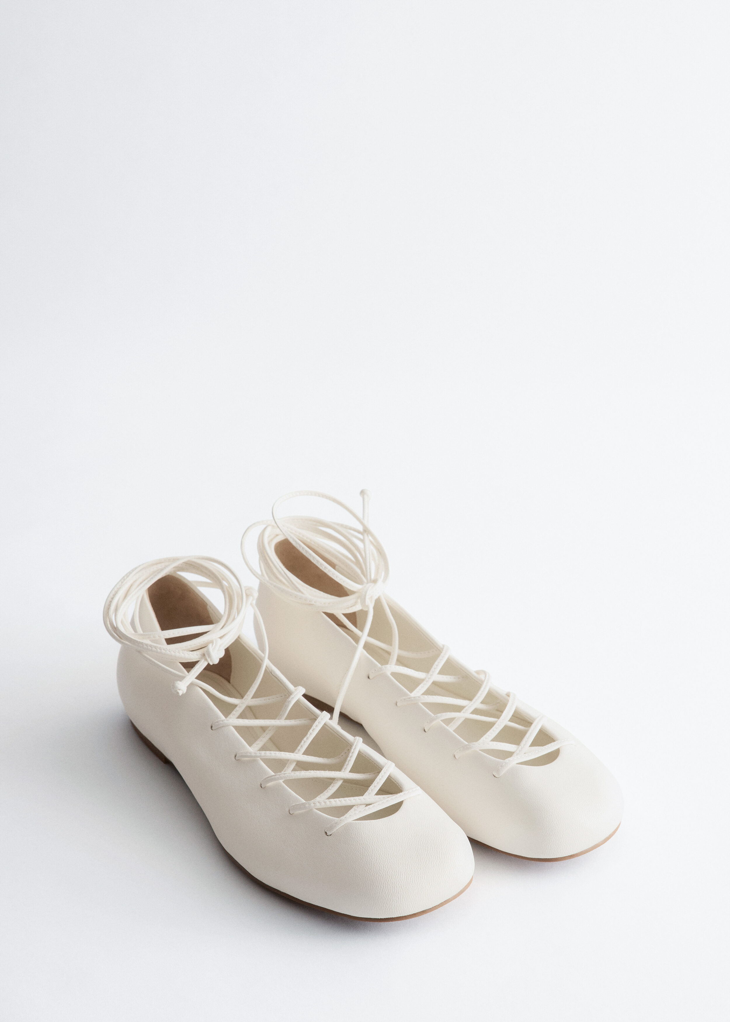 앤아더스토리즈 레이스 업 레더 발레리나의 화이트컬러 Product입니다.