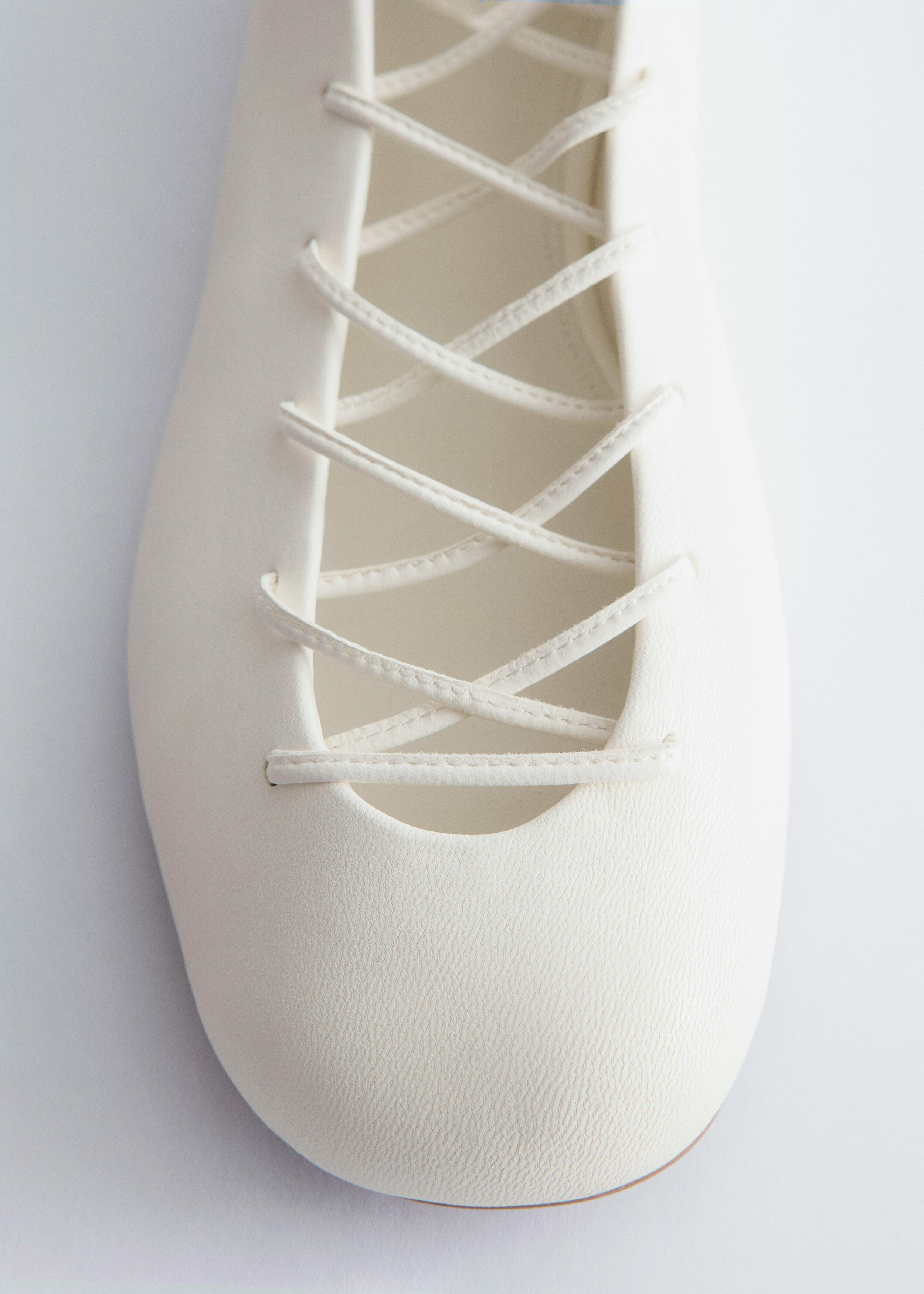 앤아더스토리즈 레이스 업 레더 발레리나의 화이트컬러 Product입니다.