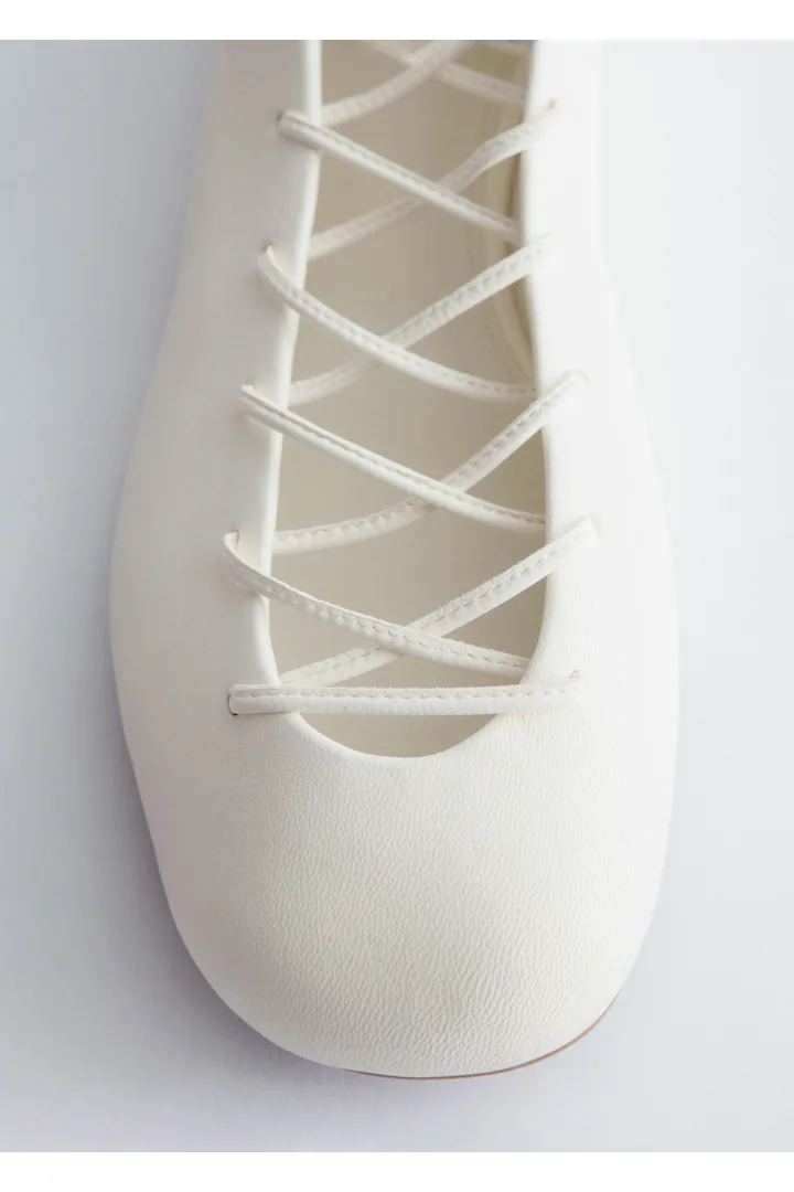 앤아더스토리즈 레이스 업 레더 발레리나의 화이트컬러 Product입니다.