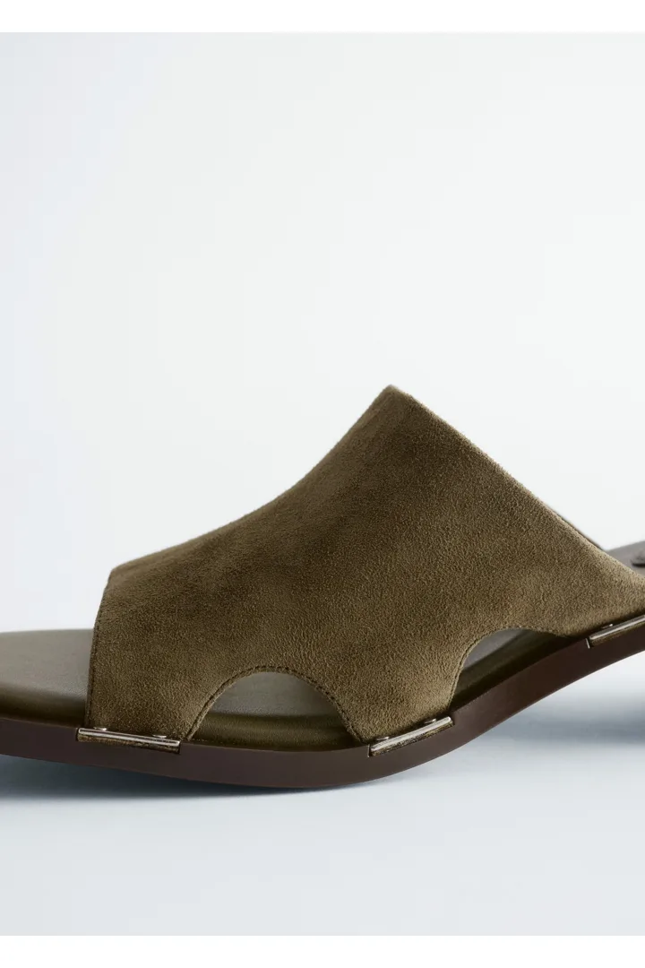 앤아더스토리즈 블록 힐 레더 샌들의 그린컬러 Product입니다.