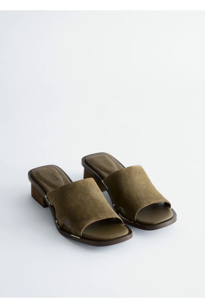 앤아더스토리즈 블록 힐 레더 샌들의 그린컬러 Product입니다.