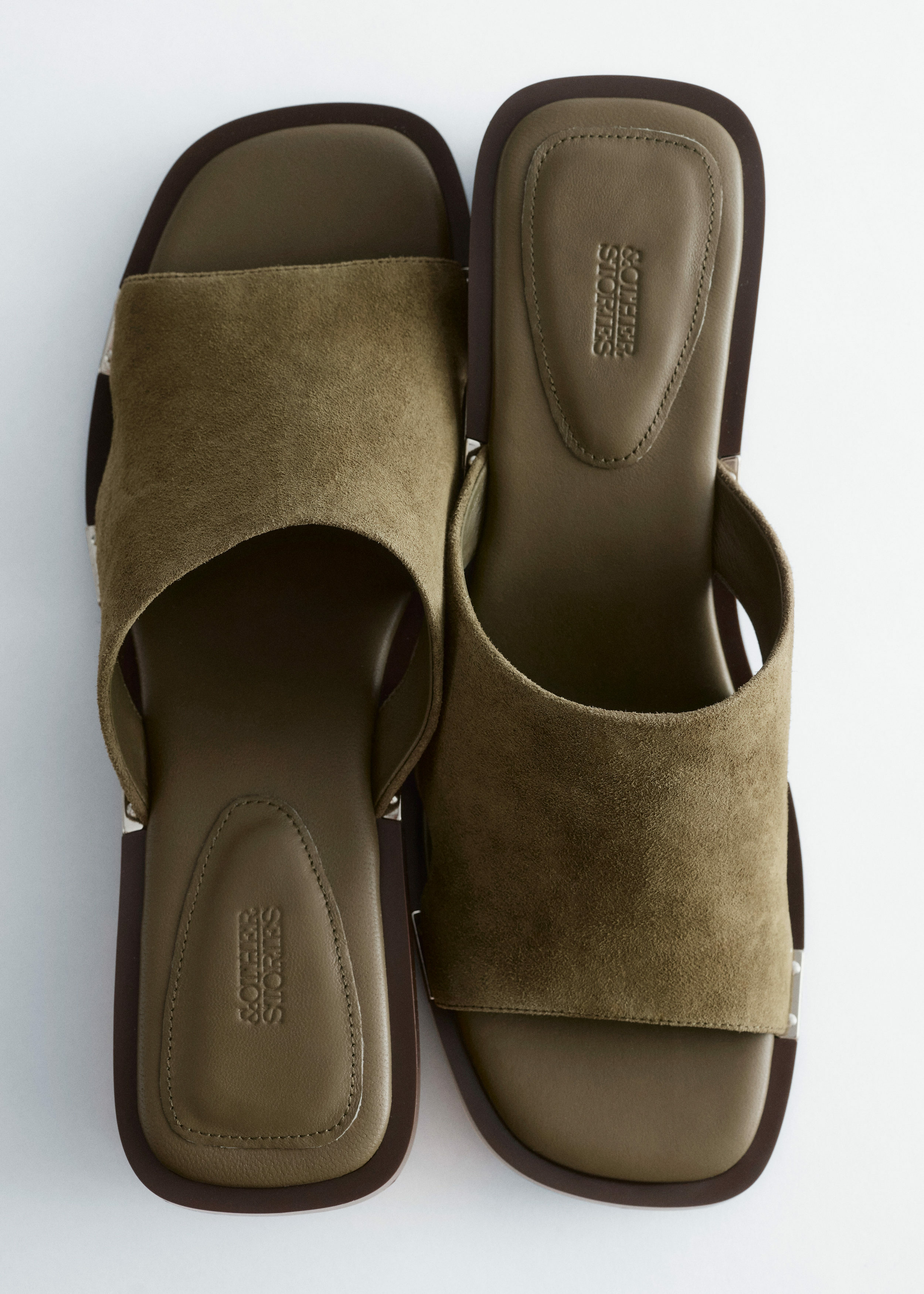 앤아더스토리즈 블록 힐 레더 샌들의 그린컬러 Product입니다.