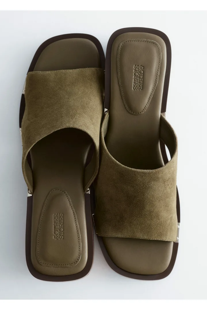 앤아더스토리즈 블록 힐 레더 샌들의 그린컬러 Product입니다.