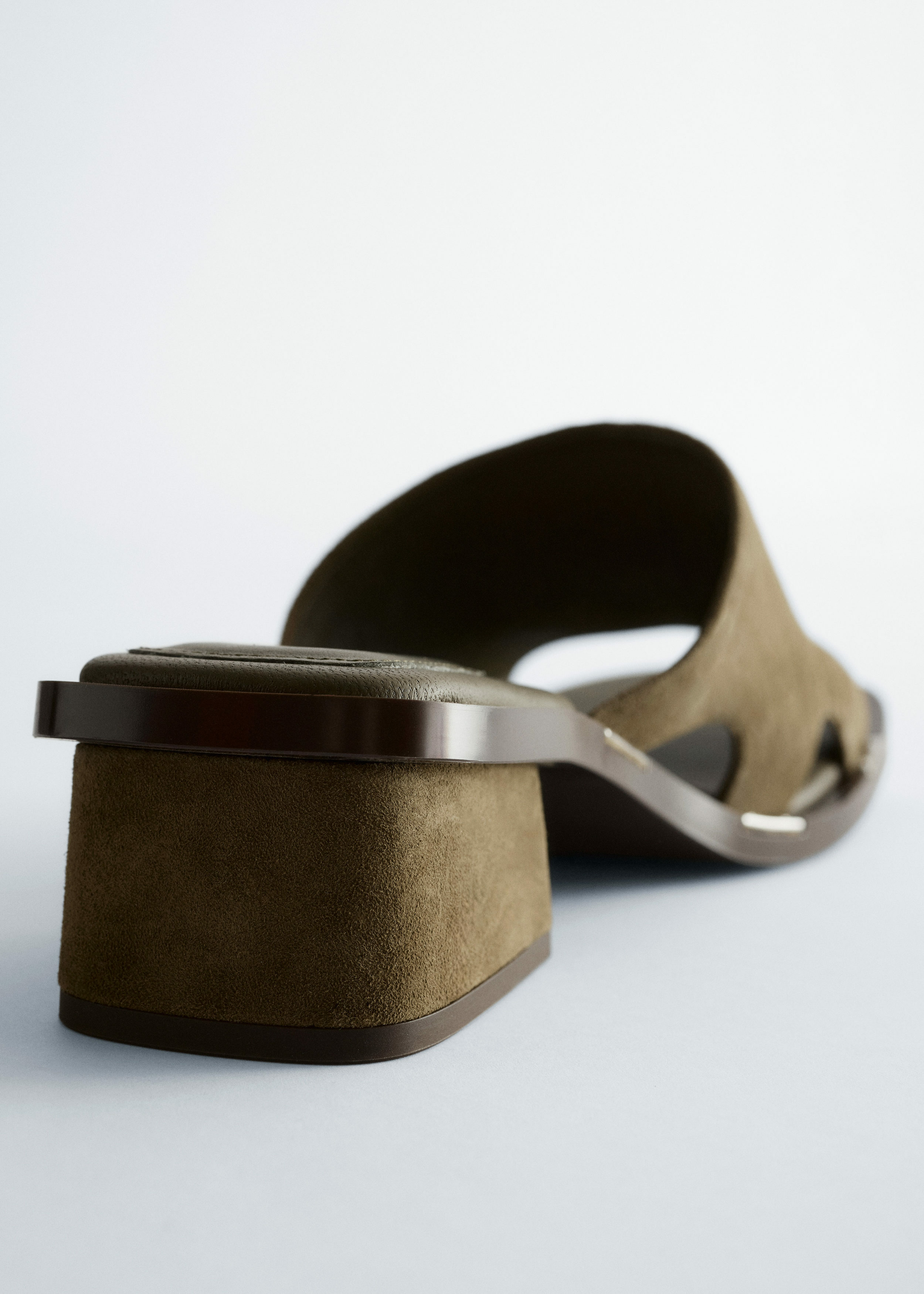 앤아더스토리즈 블록 힐 레더 샌들의 그린컬러 Product입니다.