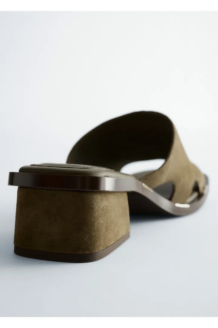 앤아더스토리즈 블록 힐 레더 샌들의 그린컬러 Product입니다.