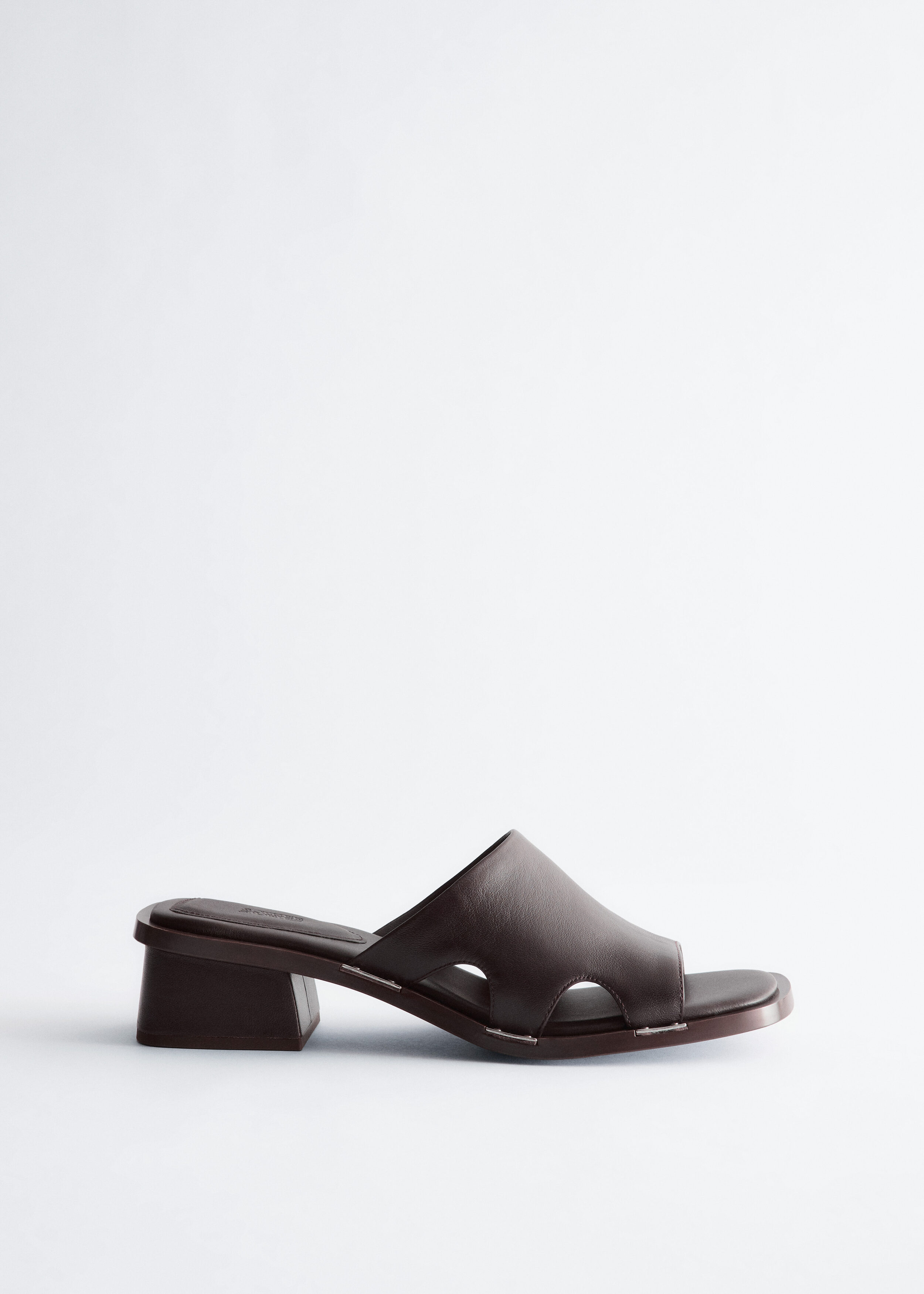 앤아더스토리즈 블록 힐 레더 샌들의 다크 브라운컬러 Product입니다.