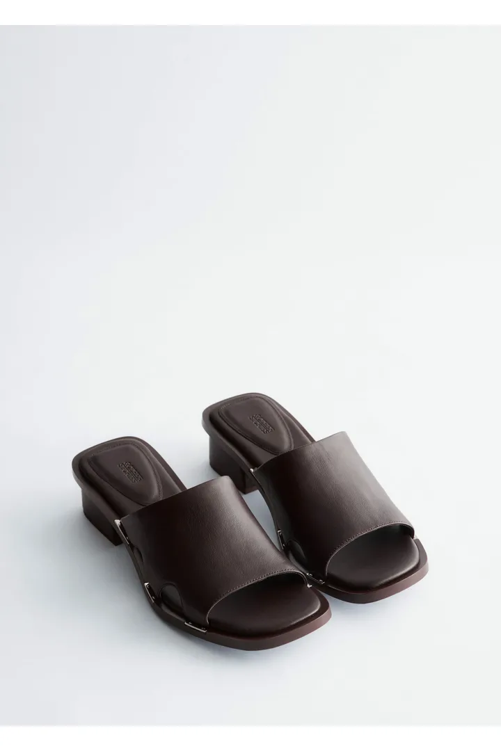 앤아더스토리즈 블록 힐 레더 샌들의 다크 브라운컬러 Product입니다.