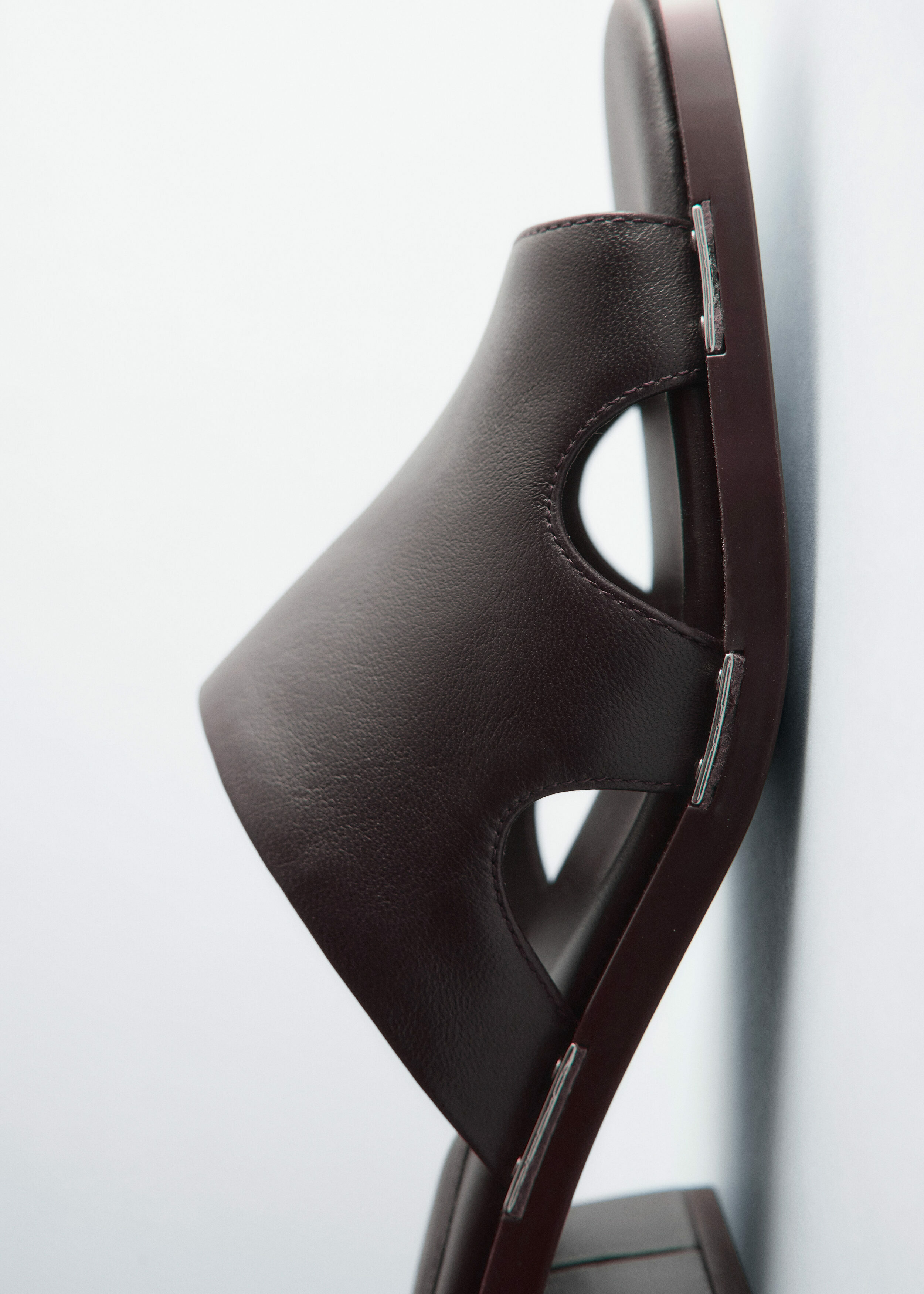 앤아더스토리즈 블록 힐 레더 샌들의 다크 브라운컬러 Product입니다.