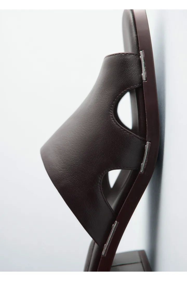 앤아더스토리즈 블록 힐 레더 샌들의 다크 브라운컬러 Product입니다.