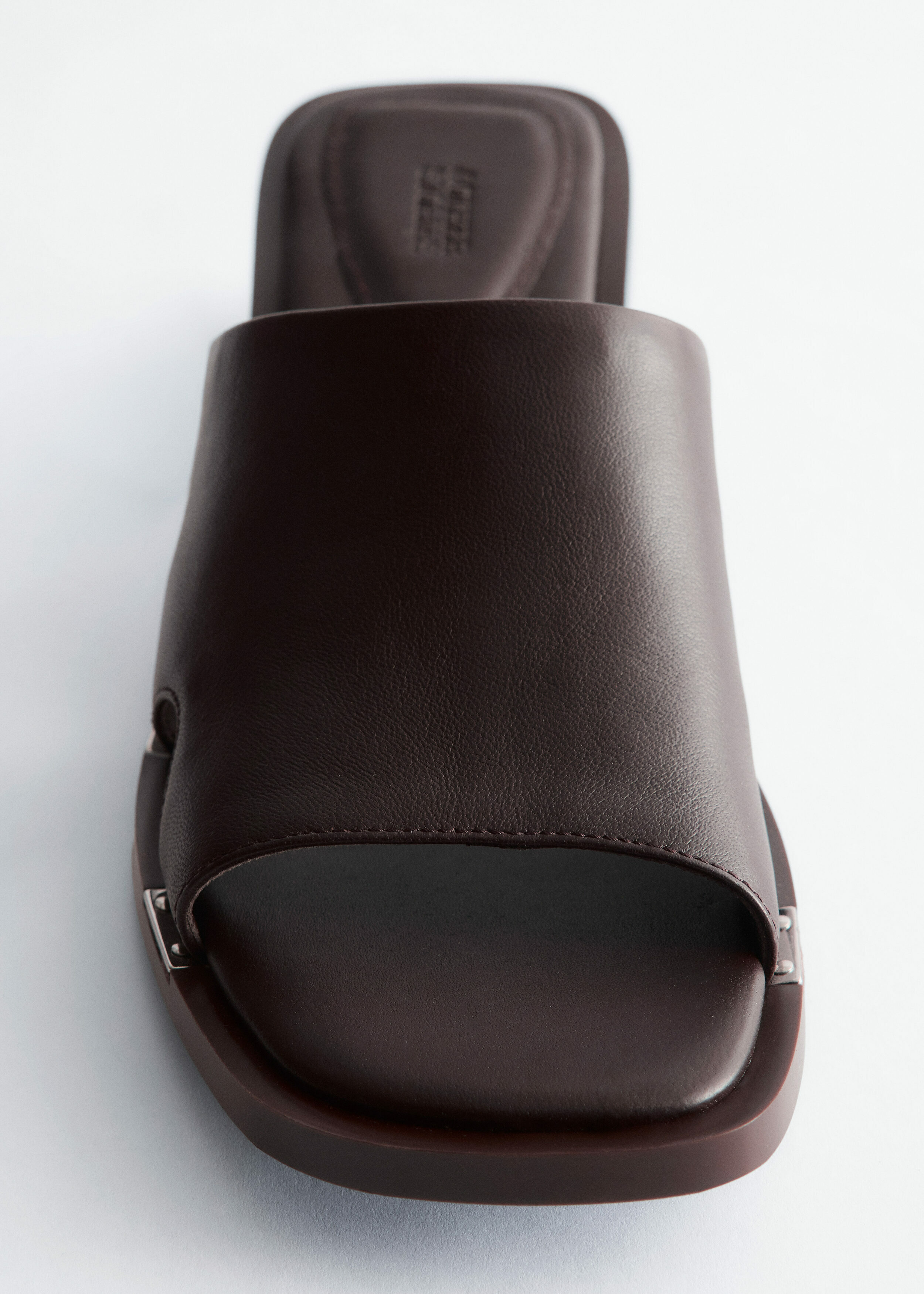 앤아더스토리즈 블록 힐 레더 샌들의 다크 브라운컬러 Product입니다.