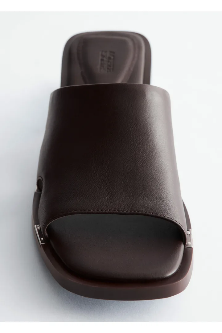 앤아더스토리즈 블록 힐 레더 샌들의 다크 브라운컬러 Product입니다.