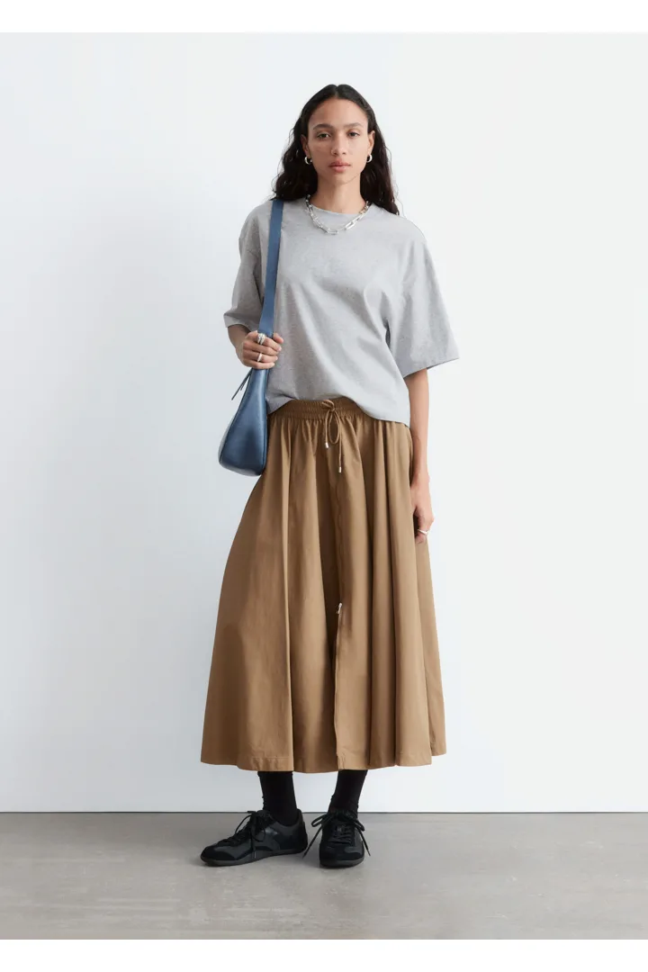 앤아더스토리즈 미니멀 레더 스니커즈의 블랙컬러 ECOMLook입니다.