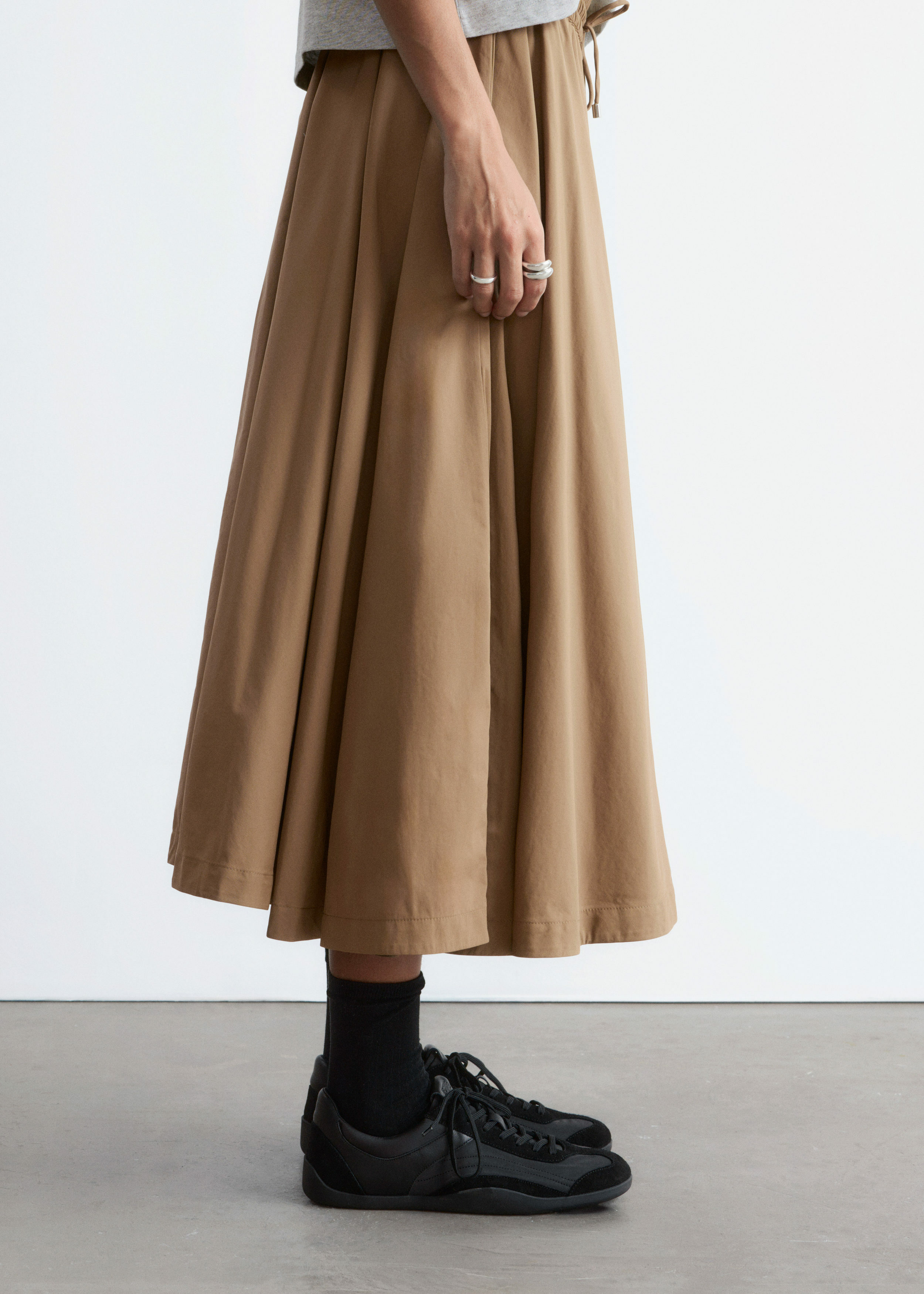 앤아더스토리즈 미니멀 레더 스니커즈의 블랙컬러 ECOMLook입니다.