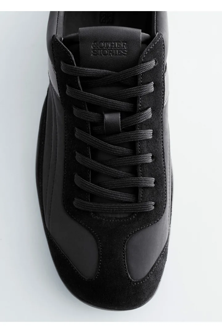 앤아더스토리즈 미니멀 레더 스니커즈의 블랙컬러 Product입니다.